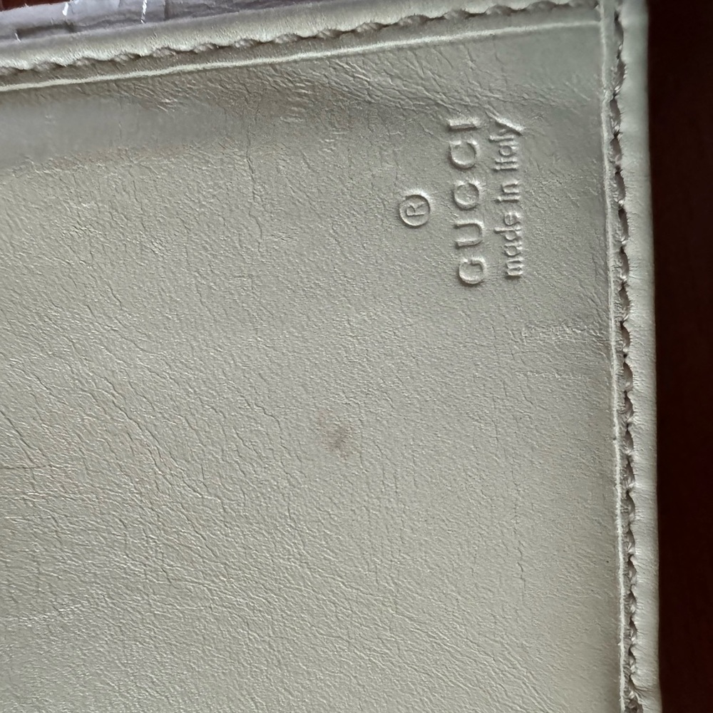 Gucci White Embossed Logo Wallet - Picture 5 of 6